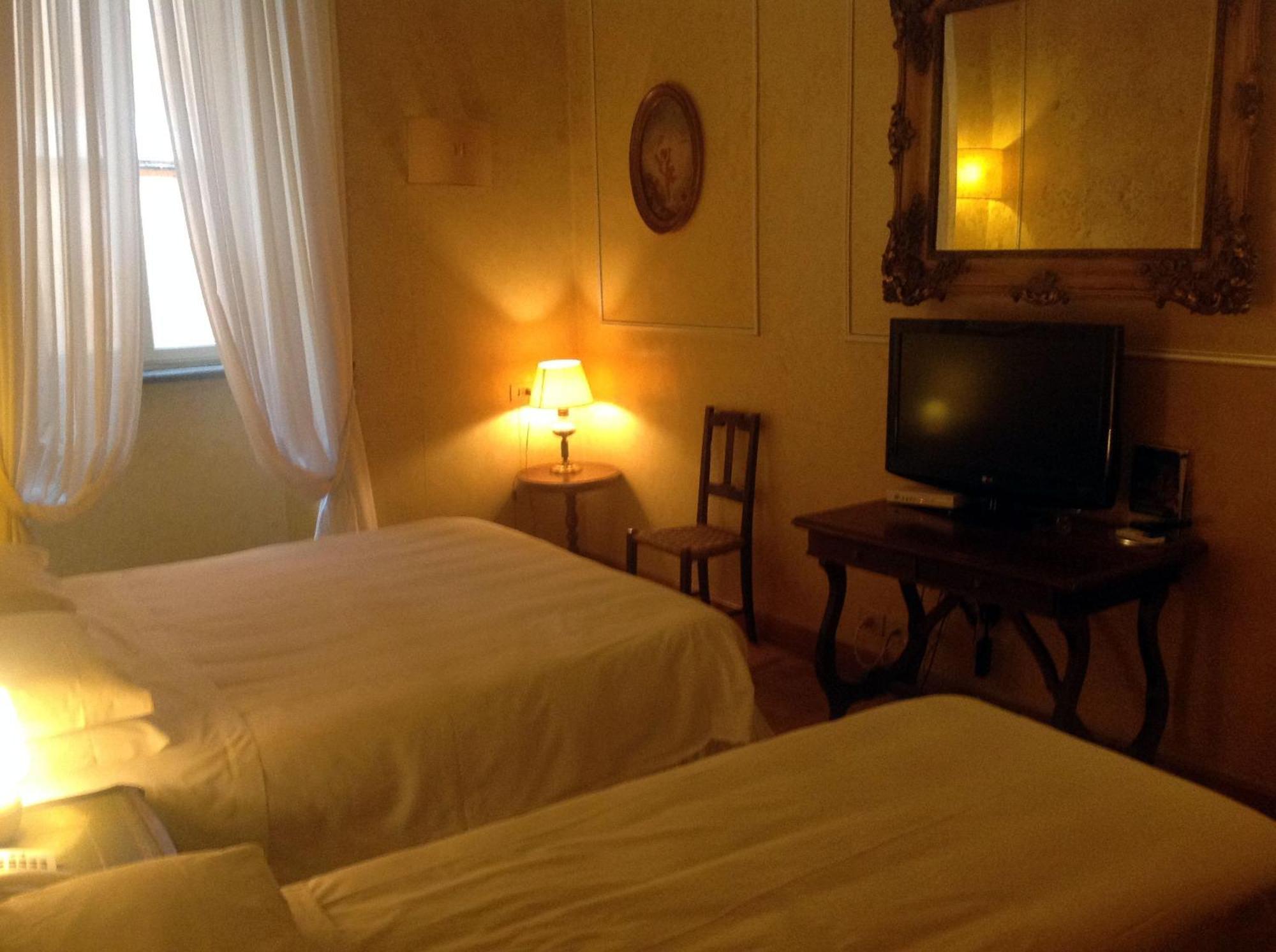 Camera Tripla